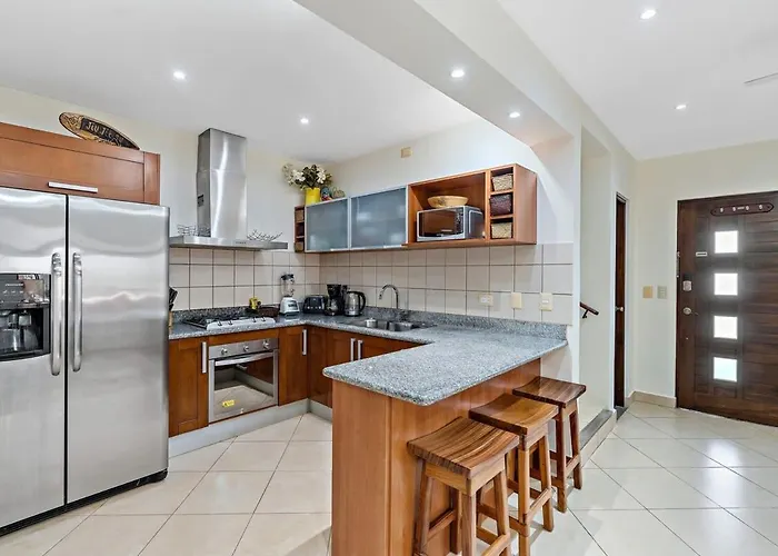 Сasa de vacaciones Fabulous 2-story With Big Pool - Short Drive To Beaches *