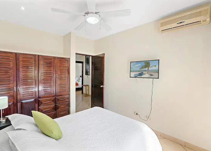 Fabulous 2-story With Big Pool - Short Drive To Beaches *