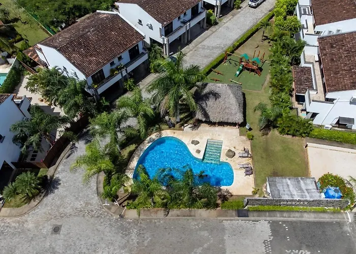 Сasa de vacaciones Fabulous 2-story With Big Pool - Short Drive To Beaches