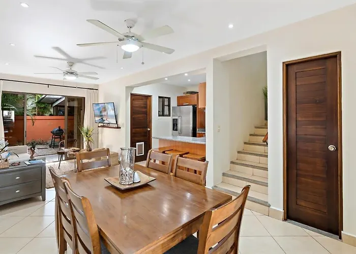 Fabulous 2-story With Big Pool - Short Drive To Beaches Сasa de vacaciones
