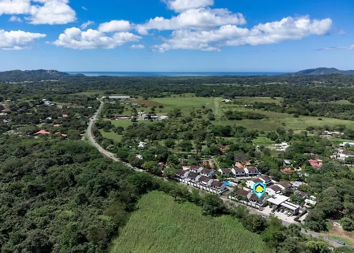 Сasa de vacaciones Fabulous 2-story With Big Pool - Short Drive To Beaches