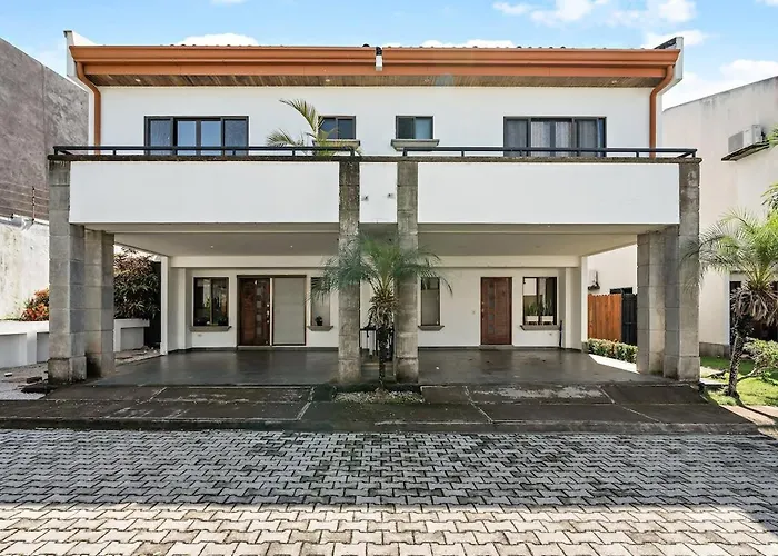 Fabulous 2-story With Big Pool - Short Drive To Beaches *